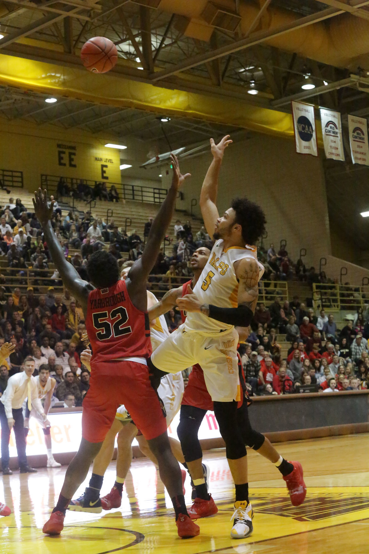 Valparaiso University beats Illinois State in men's basketball